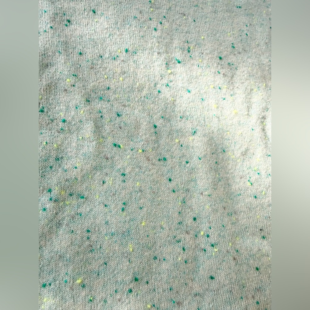 ❎ DONATED ❎
Sz 6 / Small 💚 mint textured cashmere — confetti sprinkles (FLAW)